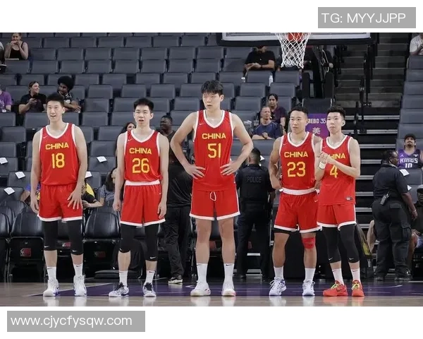 中国男篮与美国男篮激战正酣谁能在国际赛场上笑到最后